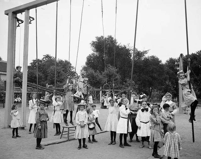 孩子玩手机图片:1900年代：美国孩子玩的健身设备，现在的孩子见不到，也不敢玩了
